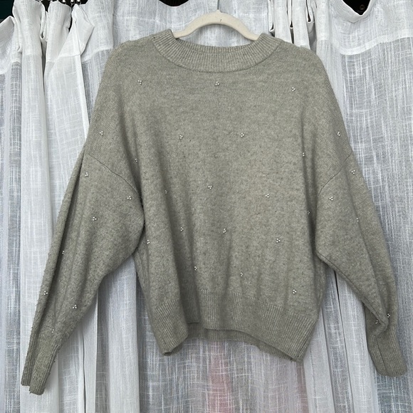 🆑 [4/$20] H&M Grey Pearl Embellished Crew Neck Sweater - Picture 2 of 8